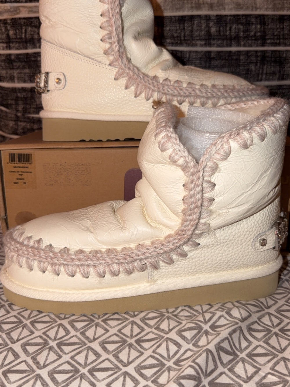 Mou Cream Leather Winter Boot with Pink Stitch Trim
